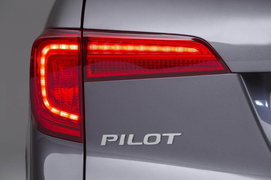 Логотип Honda Pilot 2015 года  (фото 63 из 107)